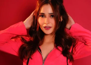 Sara Khan Biography, Age, Family, Education, Career, Controversy, Net Worth